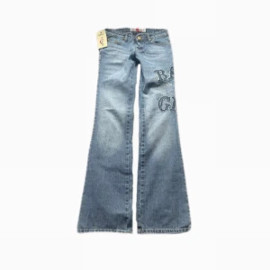 Jeans - Så snygga jeans med coola detaljer.🤍Midjemått:37cm innerbenslängden:82. lappen är kvar så helt nya🌷bilder från tjejen på plick som jag köpte de av men har aldrig själv använt de o de har inga defekter.💕Pris kan diskuteras 🌸