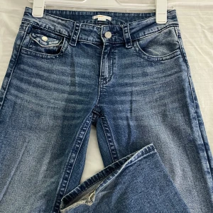 Blåa jeans från Gina Tricot  - Säljer mina blåa Gina tricot jeans med unika bakfickor. Modellen har låg/medelhög midja. De är i storlek 170 och är använda fåtal gånger. De är däremot smått trampade på nere vid fötterna men annars inga defekter alls! Det är vanliga fickor men ser ut som fickor med knapp. Skriv gärna vid frågor eller prisförslag 💓