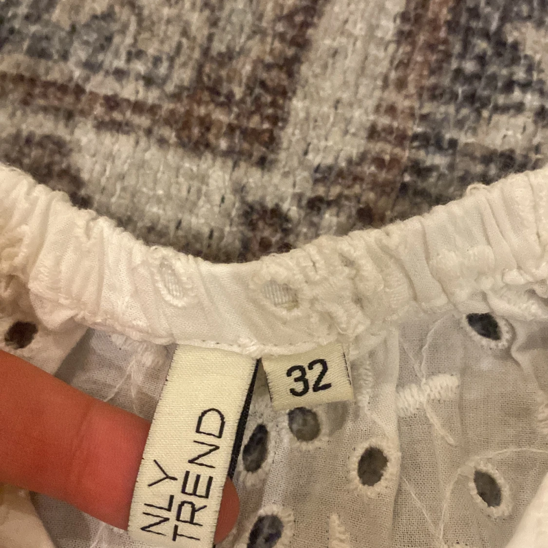 Vit broderad blus från ONLY TREND - 1