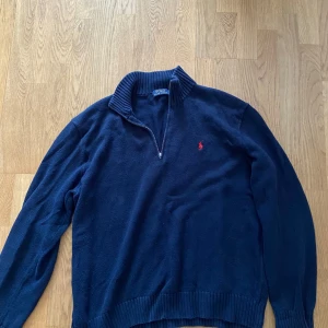 Ralph Lauren half zip - Säljer en snygg half zip från Ralph Lauren för att den inte används längre. Använd men inga defekter. 