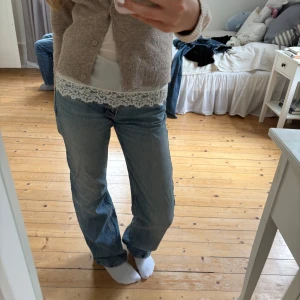 Blå raka jeans i klassisk modell - Jeans i storlek 34 från Zara. Mycket fint skick. Säljer då de tyvärr är för långa för mig som är 163