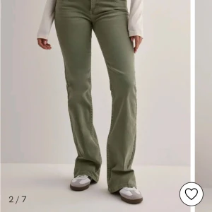 Nelly Jeans💚  - Jätte fina och sköna jeans från Nelly! Möstradade fickor!!!! Storlek 32 nytt pris 700kr 