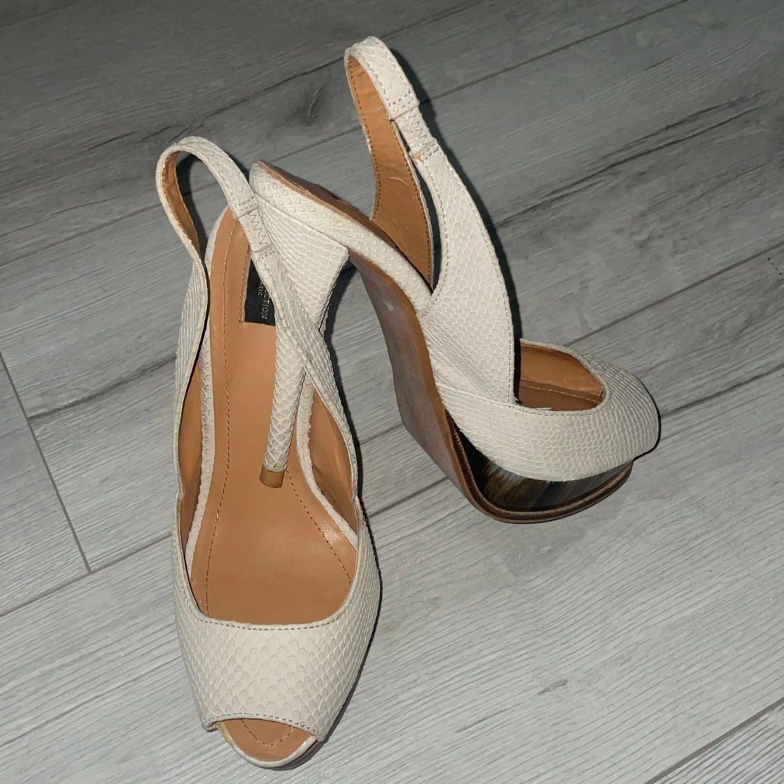 Beige platåpumps från Zara - 1
