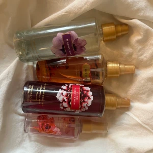 Victoria's Secret body mists 4-pack - Fyra olika body mists från Victoria's Secret: Berry Kiss, Love Spell, Pure Seduction och Pure Seduction Shimmer. Flaskorna är genomskinliga med blommiga etiketter och guldiga spraymunstycken. Perfekt för dig som gillar fruktiga och blommiga dofter.