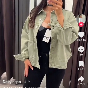 Ljusgrön jeansjacka från ZARA - Snygg ljusgrön jeansjacka från ZARA med klassisk krage, knappar framtill och två stora fickor. Ääälskar denna jacka men måste rensa!!😢💗Pris går att diskutera vid snabb affär 