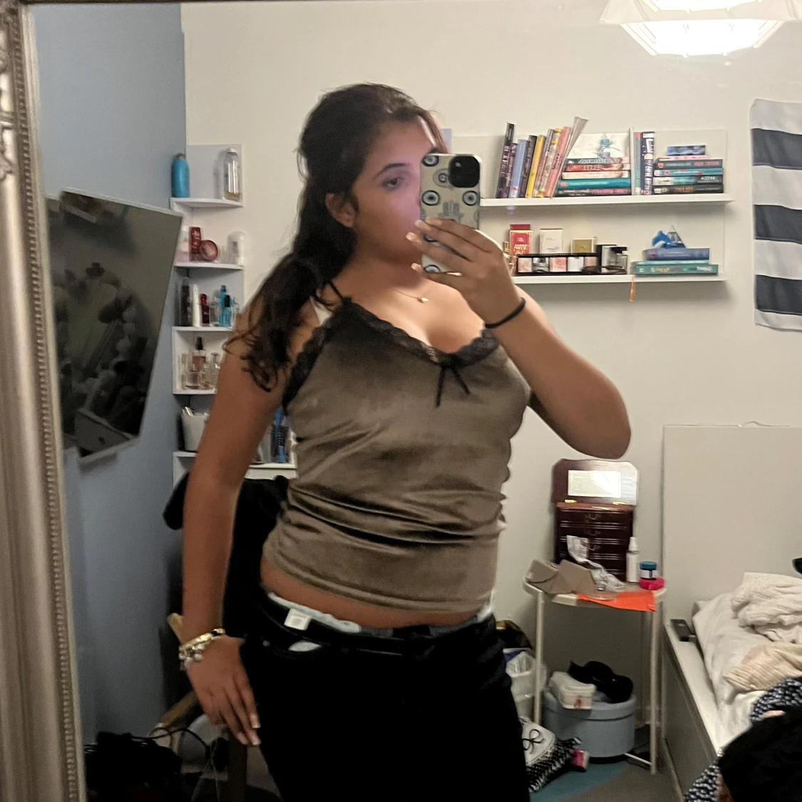 Brun linnetopp med spetsdetaljer