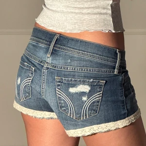 Low hollister shorts med spets  - Midjemått: 37cm. Kolla in min profil och följ för fler plagg🙌