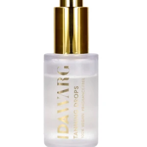 Ida Warg Tanning Drops - Tanning Drops från Ida Warg i en stilren frostad glasflaska med guldig pump. Perfekt för att ge ansiktet en solkysst look. 100% vegansk och parfymfri formula som enkelt blandas med din dagkräm. Säljer då den inte passar min hud-typ, det är mer än 80% kvar av flaskan