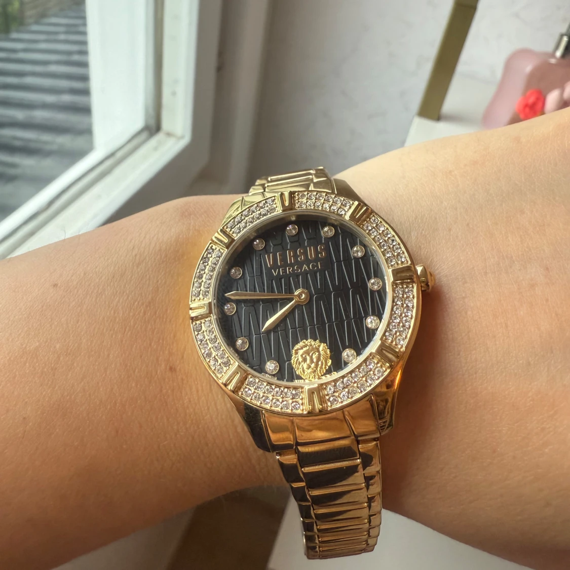 Guldig Versus Versace klocka med stenar - 3