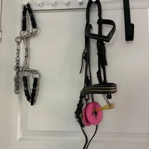 Utrustning för både häst och ryttare  - Träns:200                                                      Pelhambett: 200                                               Sadelgjord 60 och 140 cm : 75 st                                   Hjälmar: 50 kr st.                                                 Stövlar storlek 35: 150                                        Benlindor: 45 för ett sett                                        Flugskydd: 45 st.                                                     Spön: 50- 80