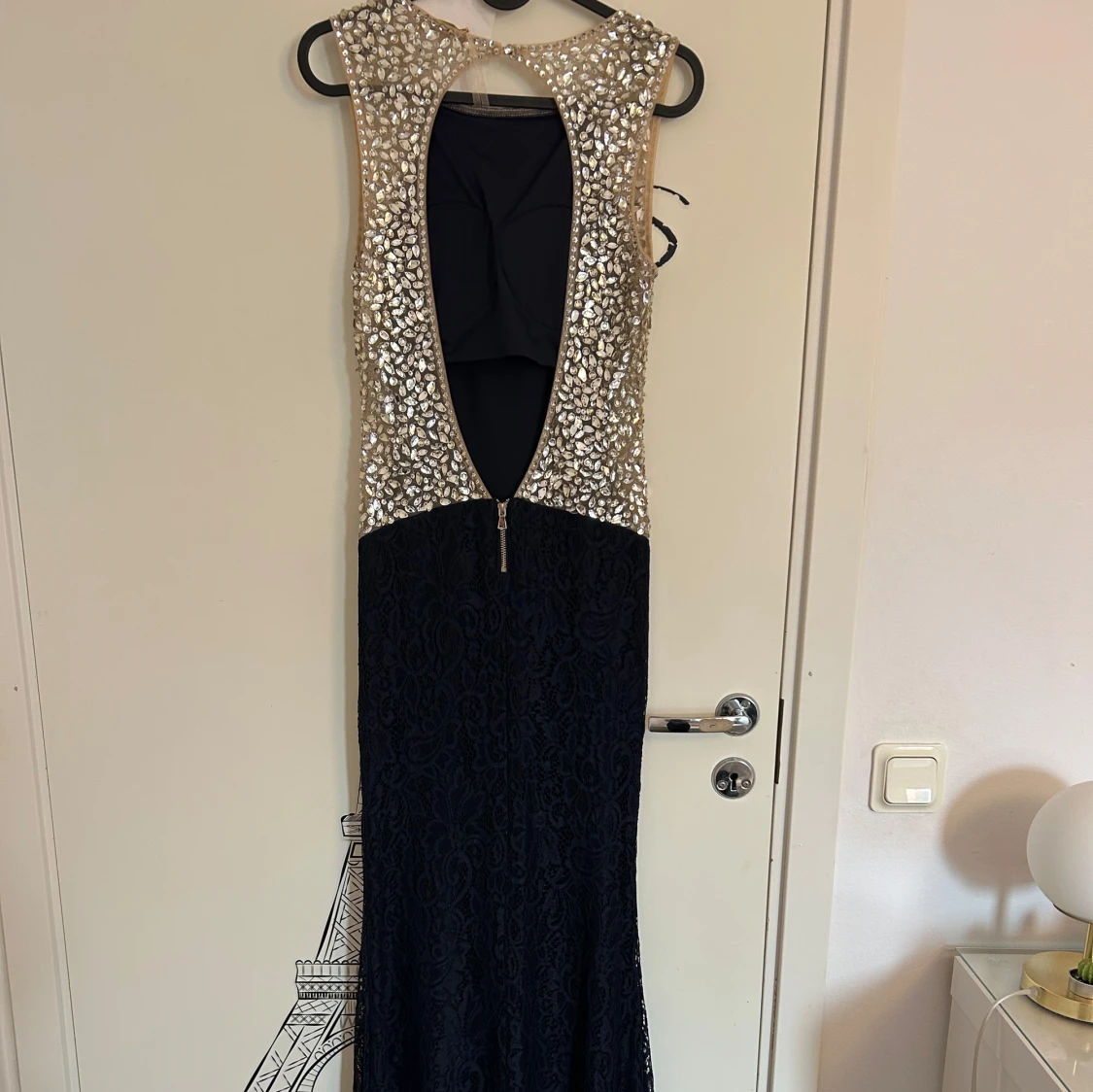 Mörkblå festklänning med spets och paljetter från Soky & Soka - 3