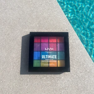 NYX Ultimate ögonskuggspalett  - NYX Ultimate Shadow Palette med 16 ögonskuggor i fina färger 💌💌  .                                                               Nästan aldrig använd , några år gammal men funkar som ny 🤍  Priset kan diskuteras 