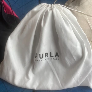 Furla märke väska - Märke väska från italien ligger för 6000 (finns inte ute än kmr slutet av 2026) FÅTT AV DELÄGARE AVFÖRETEGET) normal stolek påse kommer med splittrans ny!