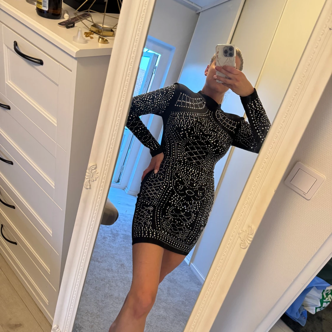 Svart glittrig kort klänning med pärlor