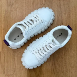 Odessa sneakers från Eytys  - de e knappt använda så de e i väldigt bra skick