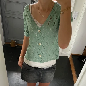 Grön topp med knappar - Grön kofta/topp i spets från H&M, passar som S/M. Fint skick. Använd gärna köp nu!
