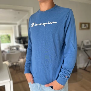 Champion tröja - Tja, säljer nu denna riktigt snygga tröjan från Champion i princip NYTT SKICK‼️|Storlek - XS| Frågor? Hör av dig🙌Pris är ALLTID diskuterbart😉