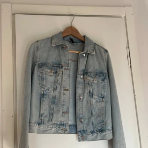 blå jeansjacka - säljer min jeansjacka då den tyvärr inte kommer till användning längre 