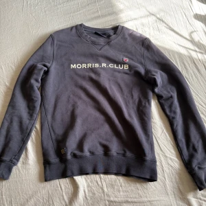 Morris tröja - Marin/mörk blå Morris tröja i Storlek S