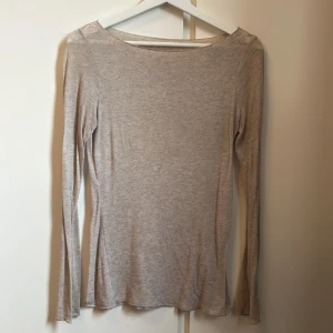 Intimissmi tröja - Beige intimissmi tröja stolek S men lite uttöjd 