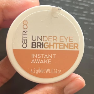 Catrice Concealer - ÖPPNADE (idag, 8 juli) OCH TESTADE EN GÅNG. Under eye brightener - Instant awake från Catrice. Ganska bra men felfärg😢 köpte på Amazon :)