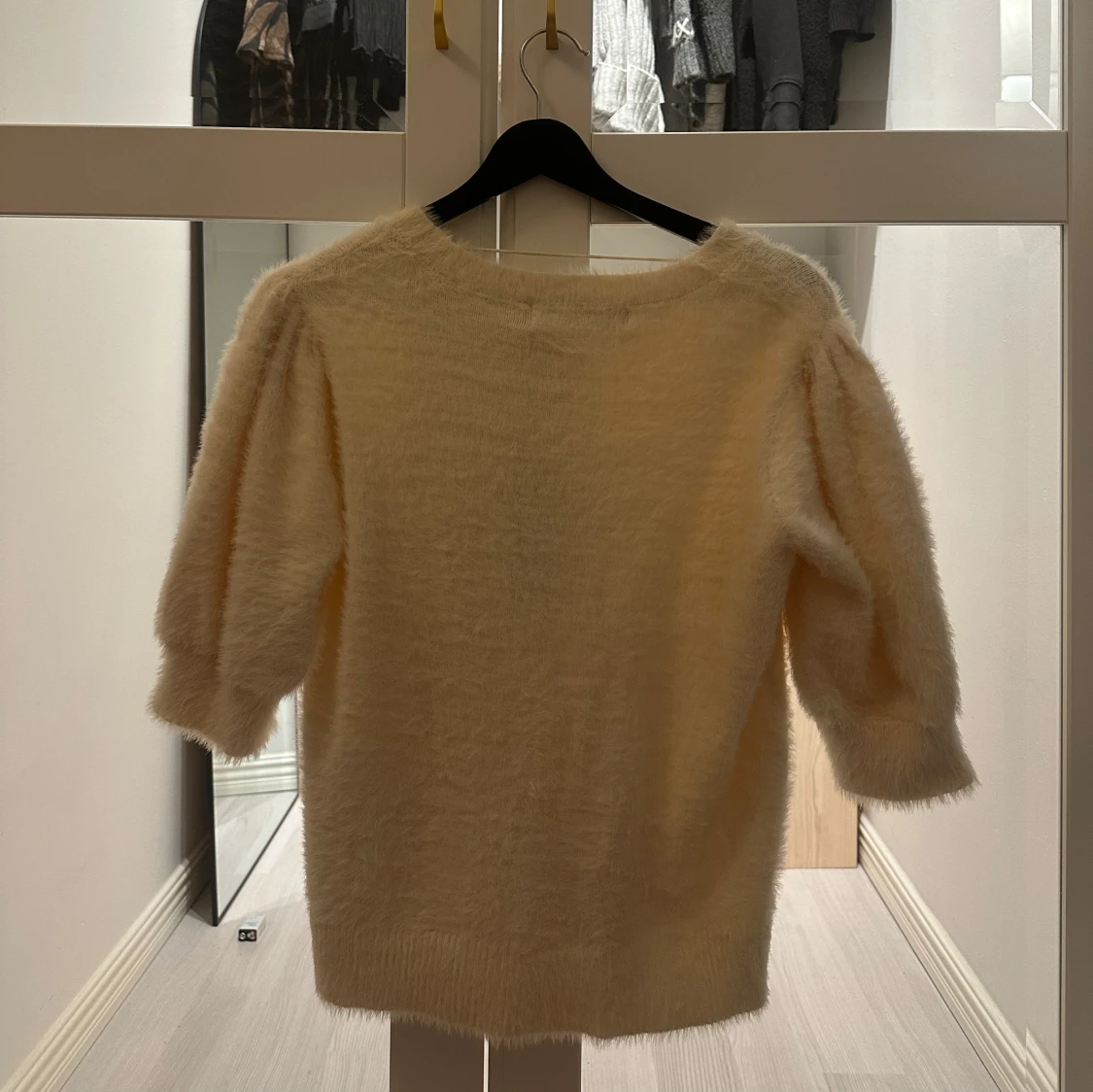 Ljus fluffig stickad tröja - 1