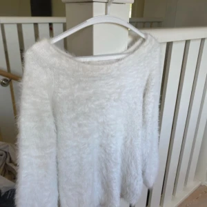 Vit fluffig stickad tröja - Supermjuk och fluffig vit stickad tröja med lång ärm. Pris kan diskuteras