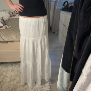 Vit lång kjol - Super gulli vit långkjol❣️❣️