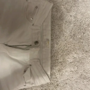 Vita bootcut jeans - säljer dessa snygga bootcut jeans💓💓