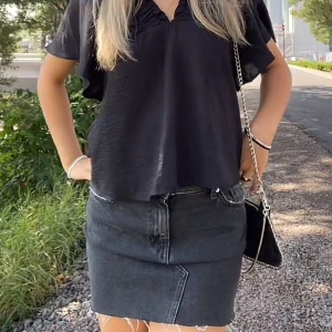 svart jeanskjol lågmidjad - Säljer denna asssnygga jeanskjol då den blivit förliten😞 Rakt över där uppe är den runt 36 cm💓 