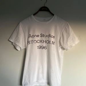 Acne studios t shirt  - Riktigt fet och eftertraktad acne studios t shirt i mycket bra skick! Är lite osäker på äktheten så därför är priset just nu på 899kr! nypris runt 3000kr. Storlek S. Tveka inte med att ställa frågor!
