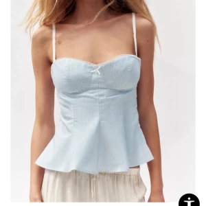 Topp i peplum med rosett 🎀 - Supersöt ljusblå korsettopp med tunna axelband och diskreta vita ränder. Toppen går ej o köpa längre på hemsidan då den är slutsåld, super söt o perfekt till sommaren 🪽 köpt för 329kr o säljer för 299kr 💕 prisförslag kan ges ! Helt ny aldrig använd o har fortfarande prislappen!!! 
