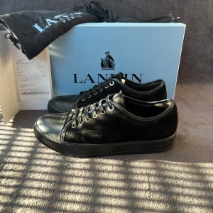 Lanvin DBB1 Cap Toe | 40 - Storlek: UK 6 - motsvarar storlek 40. Skick: Bra skick. Tillbehör: Orginal- Box, extrasnören, dustbag & kvitto medföljer. Denna modell är stor i storleken. Vi rekommenderar därför att gå ned 0,5-1 storlek.