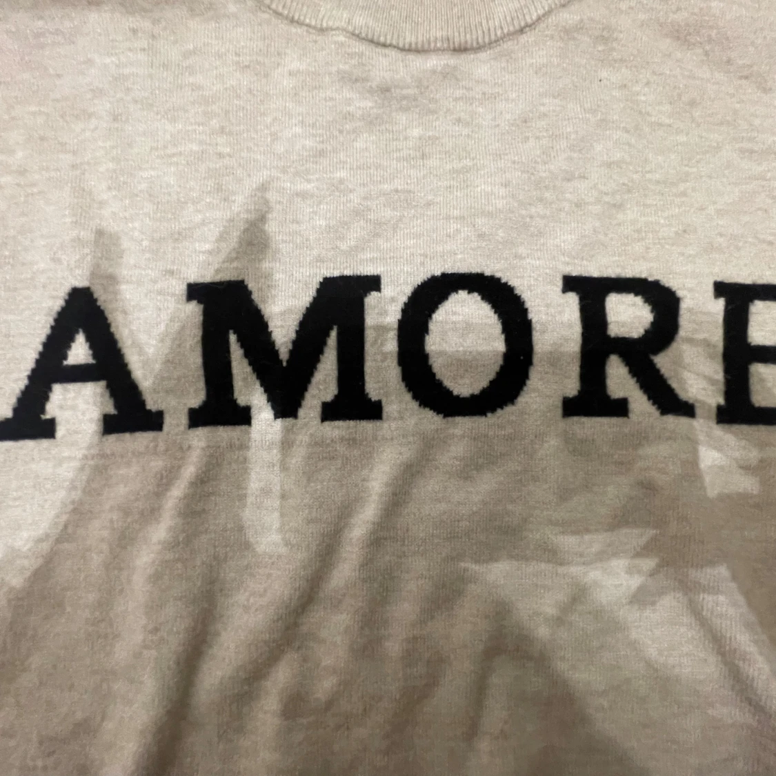 Beige stickad tröja med AMORE-print - 2