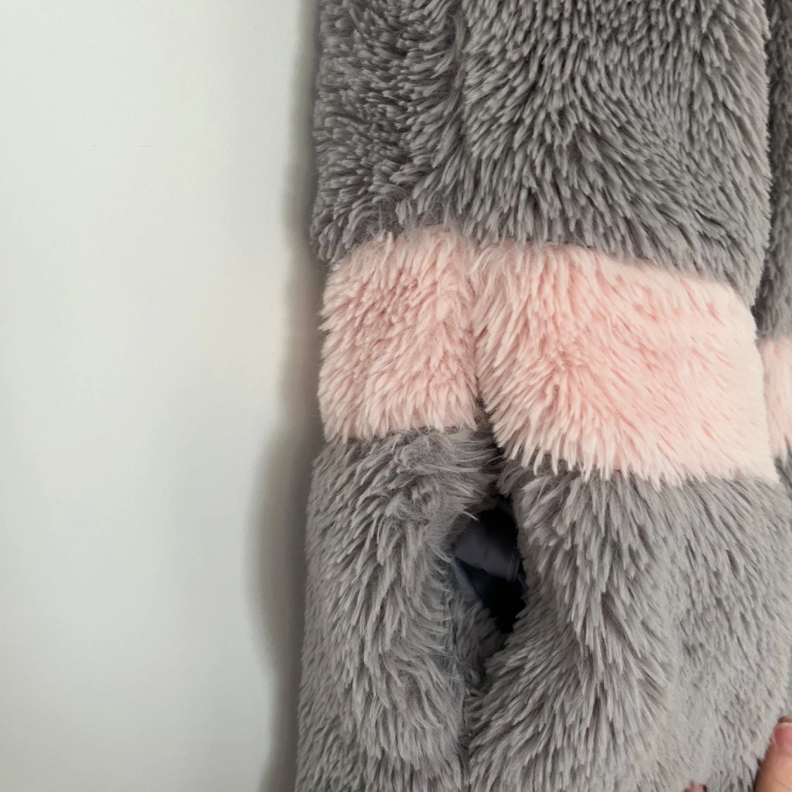 Grå och rosa fluffig pälsväst - 2