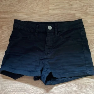 Svarta highwaist shorts  - Inga defekter, skriv vid fundering