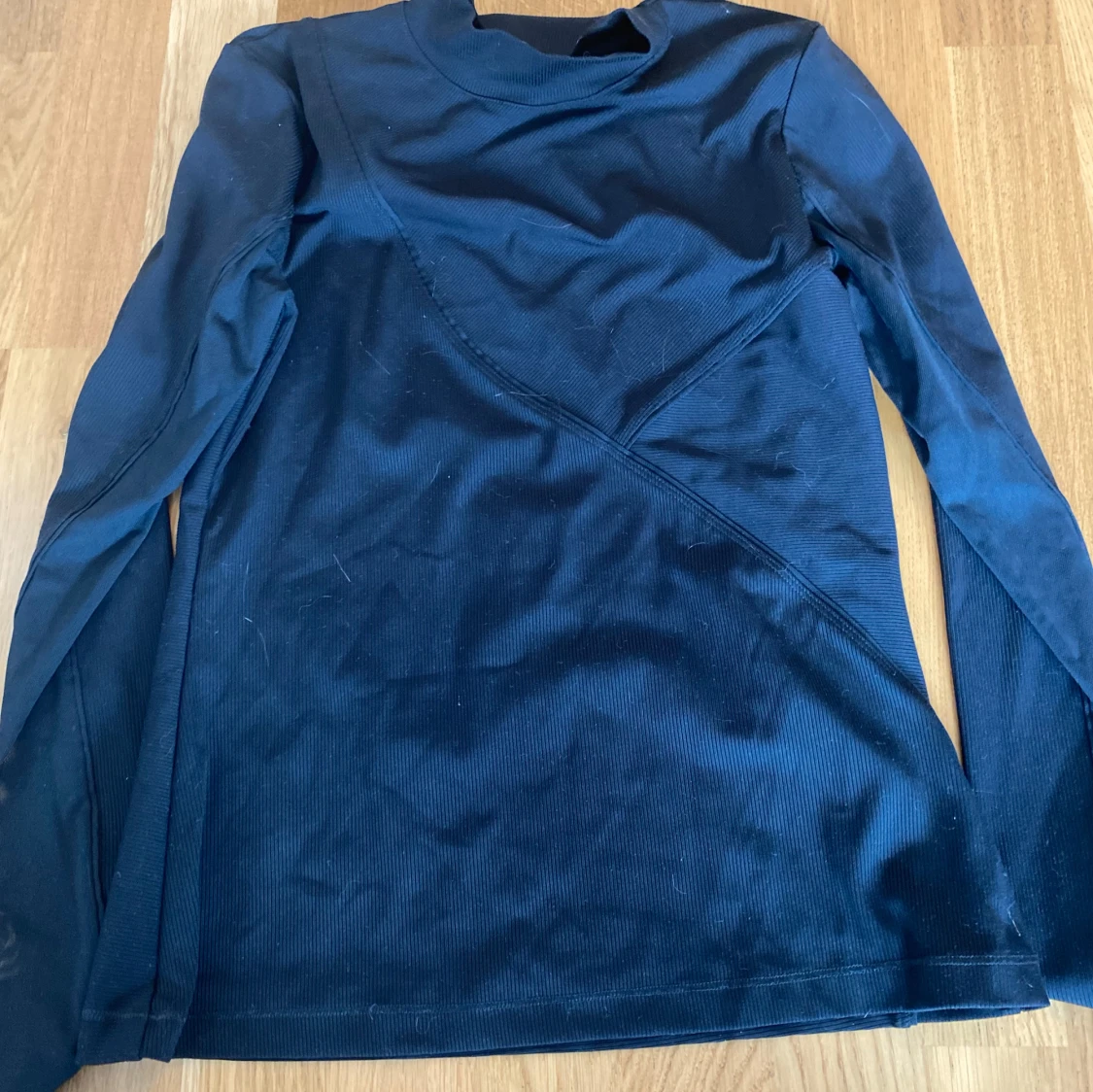 Svart ribbad långärmad träningströja