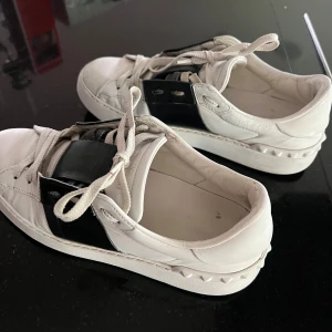 Valentino skor - Hej! Säljer mina snygga valentino skor för dom inte kommer till användning, dom är äkta men mycket text börjar blekna bort som ni ser. Dom är synligt använda men försökt mitt bästa för att få dom att se nya ut! (Därav priset) skriv om ni har fler frågor!😇