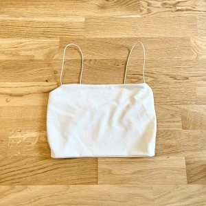 Linne - Vitt croppat linne från Nelly i storlek S, i fint skick🌸