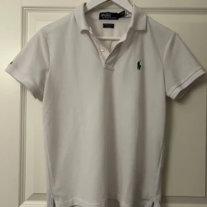 Vit pikétröja från Polo Ralph Lauren - Ralph Lauren classic fit Storlek S. Använd max 2 gånger och nypris är ungefär 1300💗