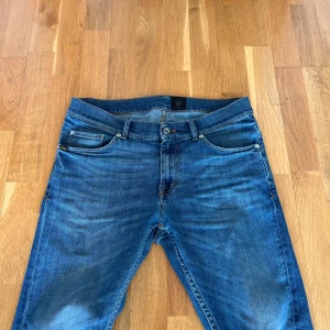 Tiger of sweden jeans - Riktigt feta och eftertraktade tiger of sweden jeans i storlek 31/32. Jeansen är i bra skick, har ett hål på högerben som är lagat som man knappt lägger märke till! Tveka inte med att ställa frågor!