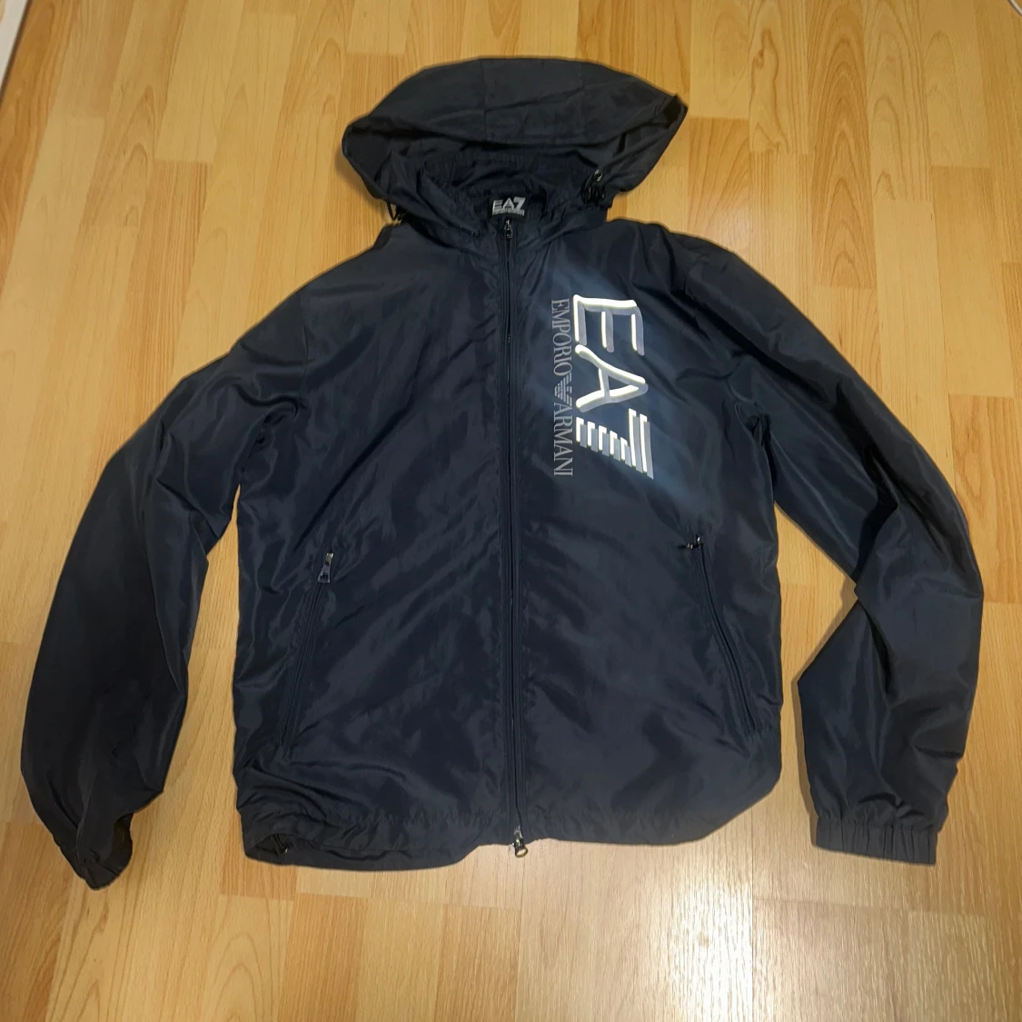 Svart vindjacka från Emporio Armani EA7