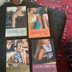 Gossip Girl (fyra böcker: för det är jag värd, allt och lite till, ni vet att ni älskar mig, samt en utan synlig undertitel) - Fyra böcker i Gossip Girl-serien, fyllda med drama, lyx och intriger bland unga i New York. Perfekt för dig som gillar spännande berättelser om vänskap, kärlek och hemligheter i en glamorös värld.    Priset kan diskuteras.