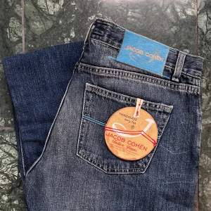 Jacob cohën jeans gammal modell  - Helt nya Jacob cohën jeans. Ganska gammal modell då det inte är lika många detaljer på jeansen vilket jag nästan föredrar. W31 vilket är för litet för mig som är 180,74 kg. Måten A: 40cm B: 113cm. Kom med frågor! Type: 620