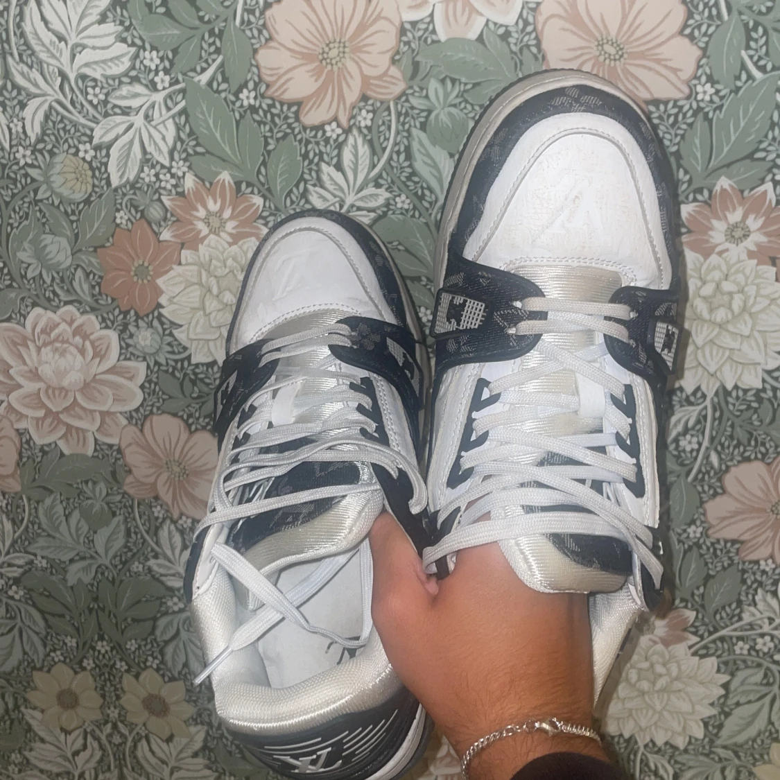 Vita och svarta sneakers från Vuitton - 3