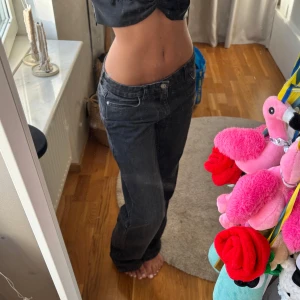 Zara lågmidgade jeans - Säljer dessa låg midja det lite bagg i jeans från zara. Perfekta till sommaren och sommarkvällar. Inga defekter🥰Lite urtvättad svart i färg!