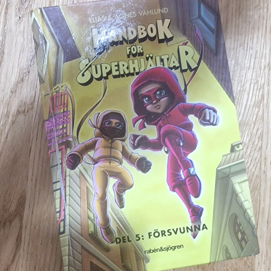 Handbok för superhjältar (Del 5: Försvunna, Del 6: Utan hopp, Del 7: Tillbaka) - 1