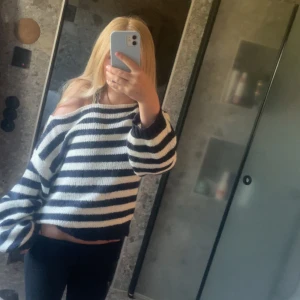 Randig stickad tröja  - Säljer en oversized stickad tröja från Gina Tricot med breda svarta och vita ränder. Tröjan har långärmade, loose fit och en bred halsringning som kan bäras offshoulder. Perfekttt till hösten!!!! Säljer tröjan då den tyvvär inte kommer till användning, använd 2-3 gånger💗Den är i storlek 170, men passar xs-s då den är oversized. 💗💗💗💗💗