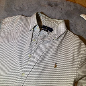Ralph Lauren oxford skjorta  - | jag säljer nu en riktigt fet skjorta ifrån Ralph Lauren i helt nytt skick utan tecken av användning | materialet är väldigt bra | skick: 9,5/10 | skriv till mig för fler frågor |