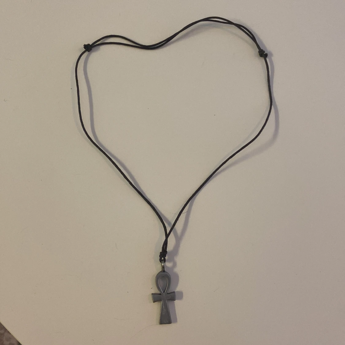 Svart halsband med ankh-symbol